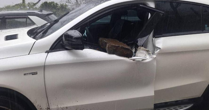 中橫便道發生邊坡墜下落石，不慎砸中1輛車的左前門，造成1人左臂血流不止。（圖／翻攝畫面）