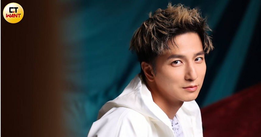 agnes b.白色夾克、agnes b.藝術家T恤、agnes b.百慕達短褲、a.testoni藍色休閒鞋（圖／林士傑攝）