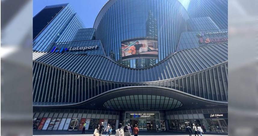 不少民眾反映，在逛南港LaLaport時聞到很重的甲醛味，甚至出現眼睛紅腫、頭痛等不適症狀。（圖／中國時報張珈瑄攝）