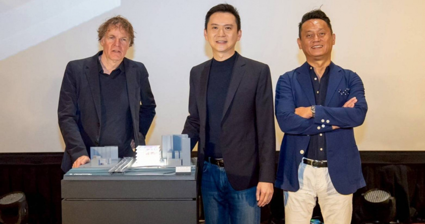 新竹縣竹北市長鄭朝方（中）與設計團隊模型逐層解構說明「水岸市集（東區市場）River Bank1」內外部規劃。（圖／翻攝自竹北市公所新聞群組）