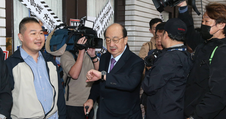 賴士葆問，如果柯建銘真是想做事的人，幹嘛在韓國瑜主持院會時，奪走院長專屬的議事槌亂敲？圖為柯建銘日前針對封鎖立院議場受訪（圖/趙世勳攝）