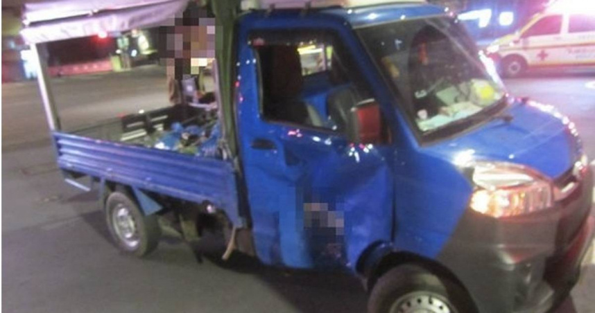 違規貨車猛切彎19歲騎士撞飛命危搶救中。（圖／翻攝畫面）