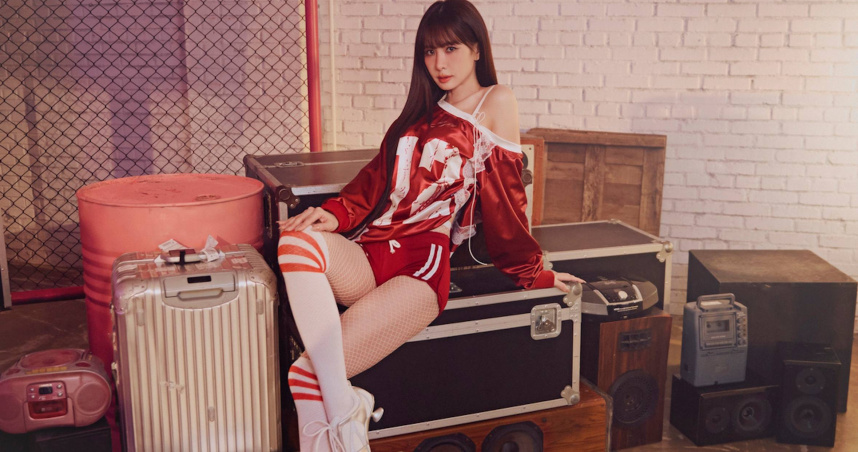 安心亞有著108公分逆天長腿，特別為新歌〈Maybe We Can〉自我挑戰穿高跟鞋跳舞。（圖／百鴻揚娛樂提供）