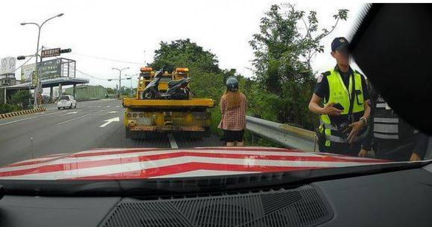 國道3號竹南交流道20日發生機車誤闖事故，女移工還站立逆向騎車遭攔，警方將依法開單。（圖／翻攝畫面）