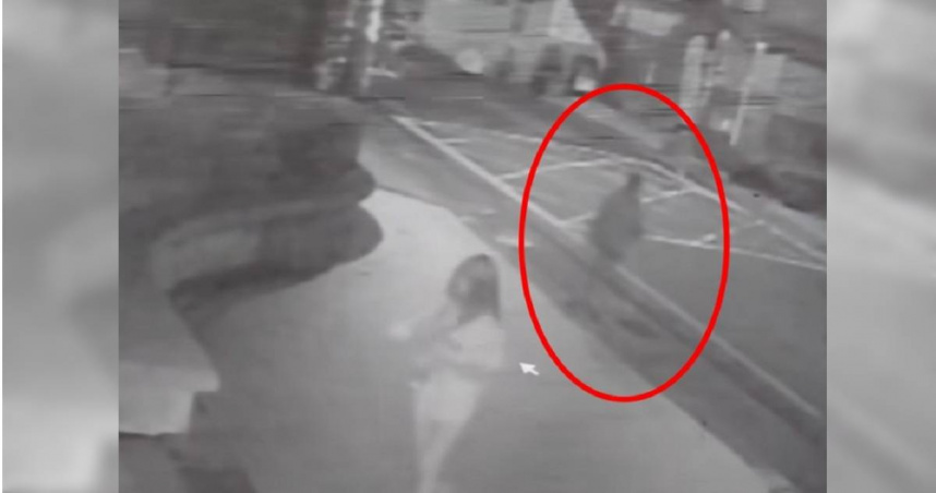 桃園八德1處社區大樓，有1名長髮少女遭詭異男子尾隨，對方甚至還戴手套疑預謀犯行。（圖／翻攝我是中壢人（桃園生活·知識家）臉書）