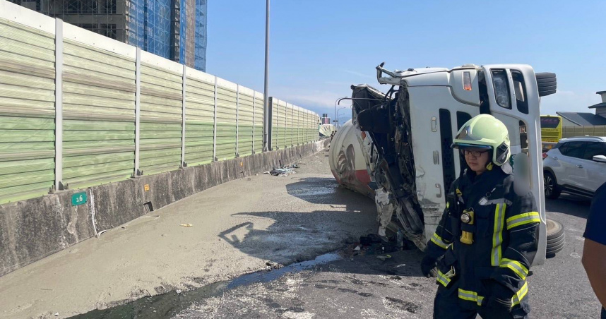 台65發生嚴重車禍，水泥車因不明原因翻車，再撞上隔音牆及燈桿。（圖／翻攝畫面）