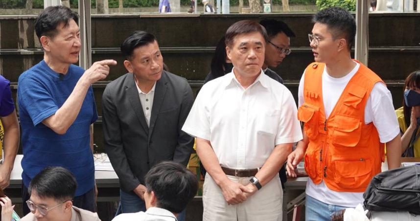 前中廣董事長趙少康3日與前台北市長郝龍斌率戰鬥藍赴青年公園擺攤，徵求連署進入第二階段的立委吳沛憶。（圖／報系資料照）