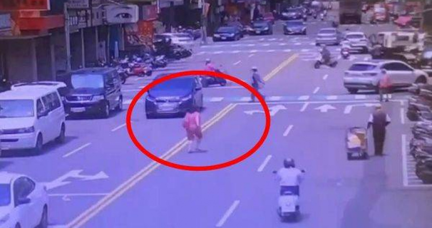 彰化女衝馬路慘摔傷膝蓋。（ 圖／翻攝畫面）