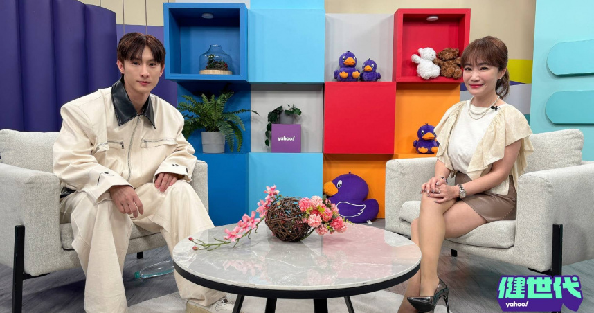 阿本（左）登上蕭彤雯（右）主持《Yahoo健世代》，在節目中談起先前被診斷出腦動脈瘤的經過。（圖／Yahoo提供）