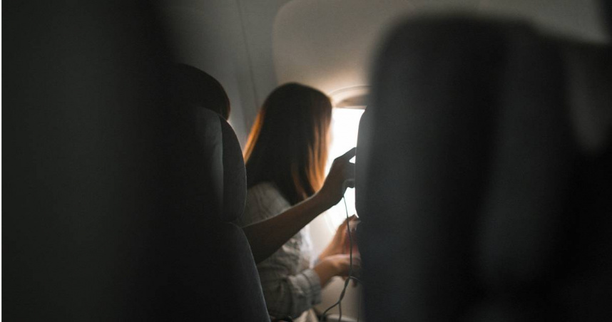 女子搭飛機時拒絕讓靠窗座位給男童，竟被對方母親翻白眼。（示意圖／Pexels）