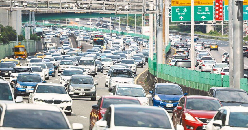 端午節連假將至，交通部公路局提醒民眾先掌握路況資訊，避開尖峰路段。圖為2024年的端午返鄉車潮。（圖／報系資料照）