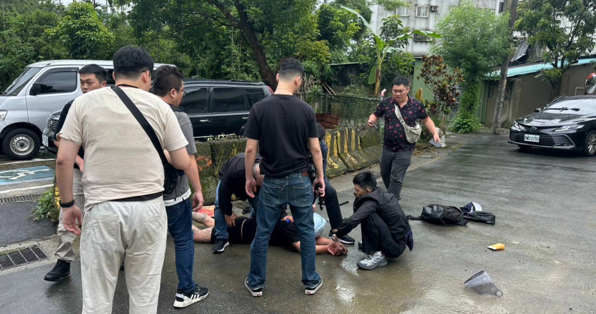 中正二分局等掌握陳姓藥頭擁槍自撞，陳男見警上前逮人，一度準備掏槍還擊，所幸遭警方及時阻止。（圖／翻攝畫面）