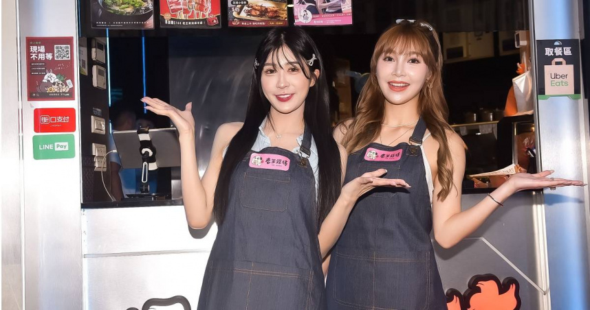 雪寶（左）、草莓擔任一日店長。（圖／老王炸烤提供）