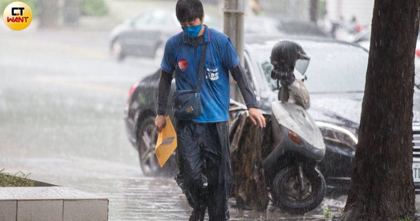 南部今日已開始下起豪大雨。（圖／黃威彬攝）