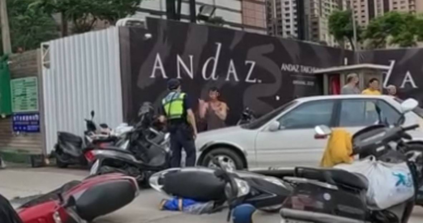 台中工地發生酒駕暴衝事故，46歲工人撞倒9輛機車，現場一片狼藉。（圖／翻攝自 Threads）