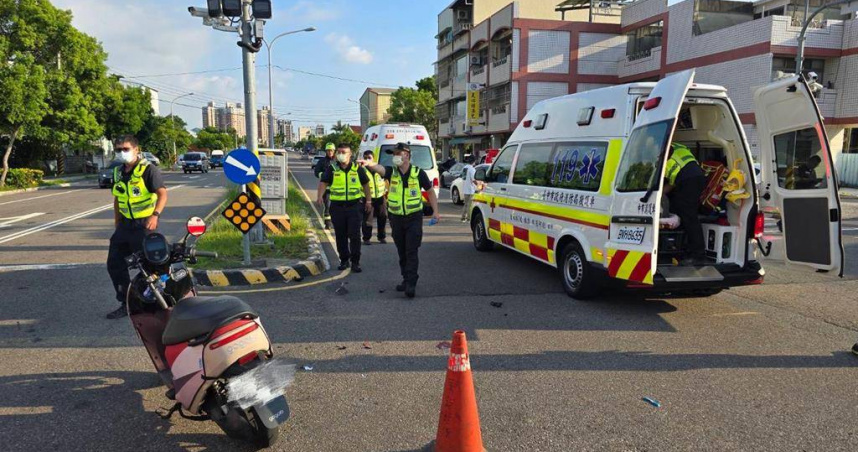 台中市豐原區23日下午發生交通事故,為無照的機車騎士與救護車發生擦撞。(圖/翻攝畫面)