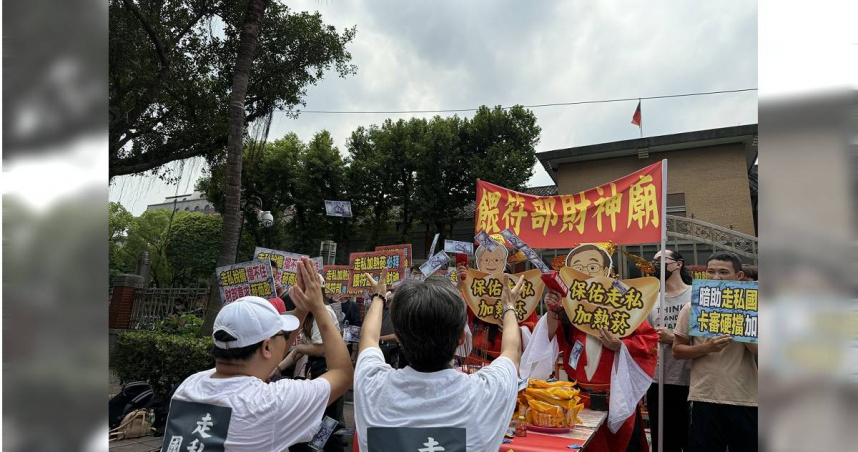 CLEAN AIR大聯盟25日在立法院前演出「餵符部裡有財神！走私加熱菸狂拜」行動劇。（圖／CLEAN AIR大聯盟提供）