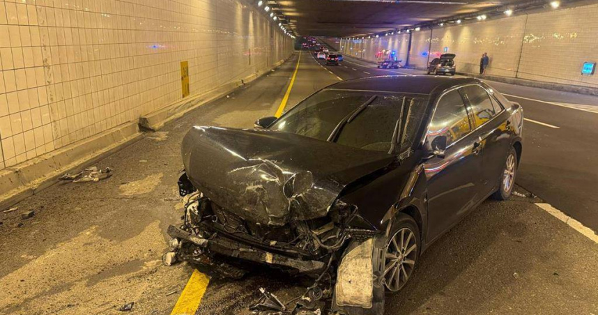 台74線6日發生轎車自撞車禍，肇事的黃姓男子所幸僅受輕傷。(圖／翻攝畫面)