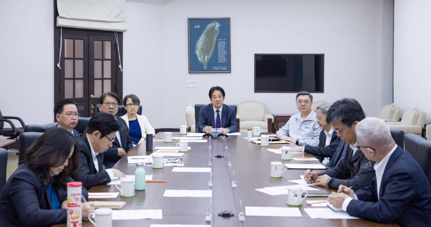 總統賴清德7日深夜在美國的經貿談判團隊視訊會議，勉勵要為國家爭取合理的關稅。（圖／總統府提供）