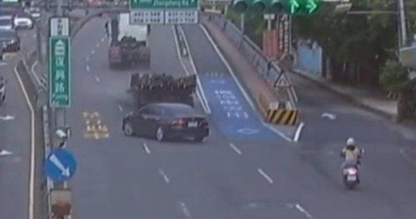 新店秀朗橋驚魂！拖板車「頭身分離」突現　司機冷靜聯絡救援免釀禍