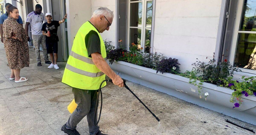維勒納夫聖喬治市近日在街道清潔中加入草莓香味，以掩蓋異味。（圖／翻攝自X）