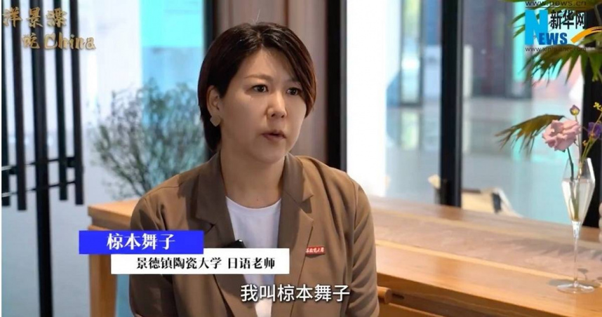 一名日語教師長年在中國大陸教書，卻在返鄉探親時遭越南籍男子殺害。圖為她曾接受陸媒訪問時的畫面。（圖／翻攝自微博）