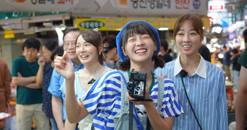 籃籃逛市場被抓包忍不住捕捉帥氣老闆。（圖／公視台語台提供）