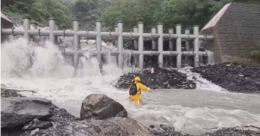 屏東縣霧台鄉大武村唯一的聯外道路「霧大二號橋」在日前遭大雨沖毀尚未修復，霧台鄉鄉長巴正義昨日竟冒著雨勢挺進山區，親身涉水渡過湍急溪流，將藥物送到鄉民手上。(圖／翻攝FB／巴正義)