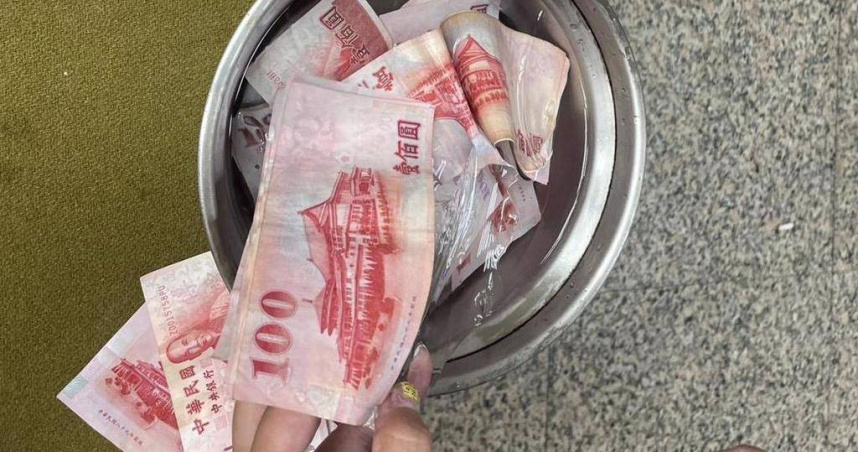 桃園警方破獲天九牌賭場，賭客竟將現金冰藏冷凍庫躲查緝。（圖／翻攝畫面）