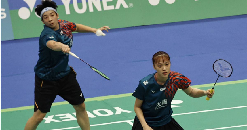 謝沛珊（左）、洪恩慈（右）摘下2025澳門羽球公開賽女雙冠軍。（圖／報系資料照）