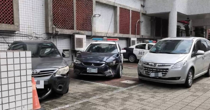 銀色休旅車開上人行道擦撞2車，2行人遭到波及受傷送醫。（圖／翻攝畫面）