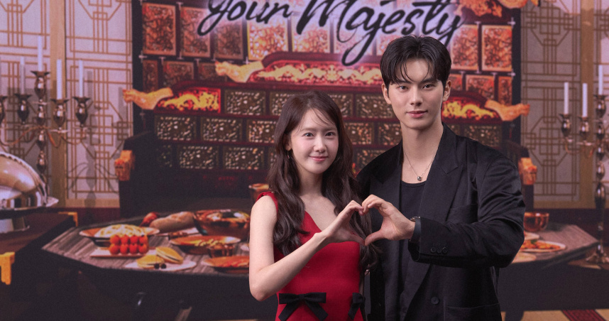 潤娥與李彩玟現身於首爾舉行的《暴君的廚師》記者會。（圖／Netflix提供）