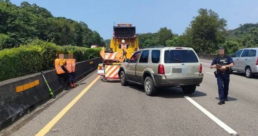 300萬奧迪e-tron與老休旅車接連出事同警員處理。（圖 ／翻攝畫面）