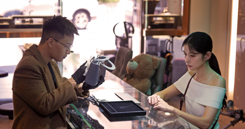 李千娜新歌〈再會啦心愛的無緣的人〉，邀請黃奇斌合唱，兩人一同演出MV。（圖／環球音樂提供）