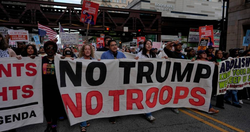 芝加哥民眾示威抗議川普要派國民兵一事。（圖／達志／美聯社）