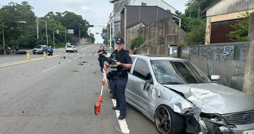台13線轎車失控飛撞機車釀2騎士重傷。（圖 ／翻攝畫面）