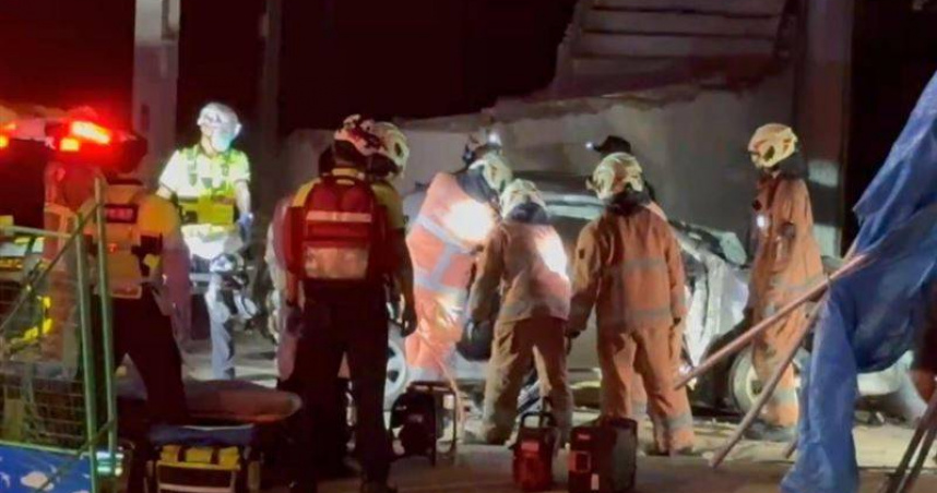 新竹市經國路發生重大車禍，銀色轎車撞入建築工地造成3死1重傷慘劇。（圖／翻攝畫面）