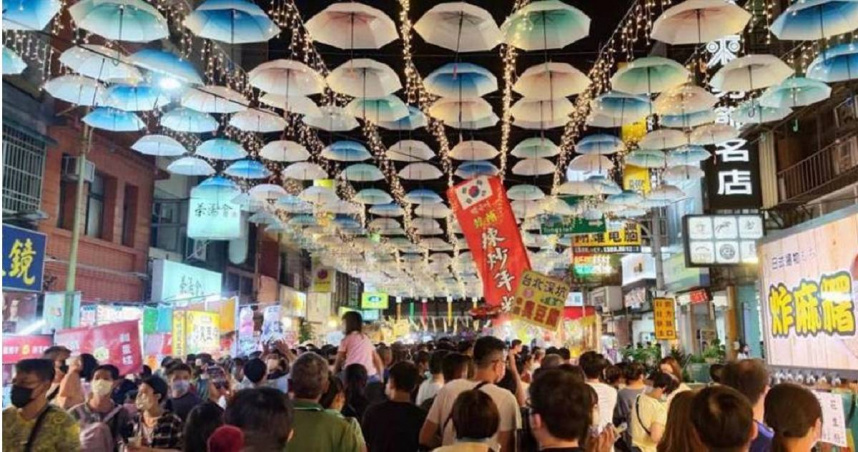 多年來，苗栗縣苑裡鎮有著只在農曆7月29日前後舉辦「鬼門關大夜市」的慣例。（圖／報系資料照）
