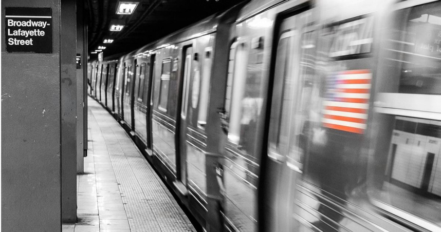 近日，美國紐約布魯克林區的地鐵傳出有2名年僅12、13歲的未成年少女深夜溜出家門，爬上行進中的地鐵車廂後遭到撞擊而摔落死亡。（示意圖／翻攝pixabay）