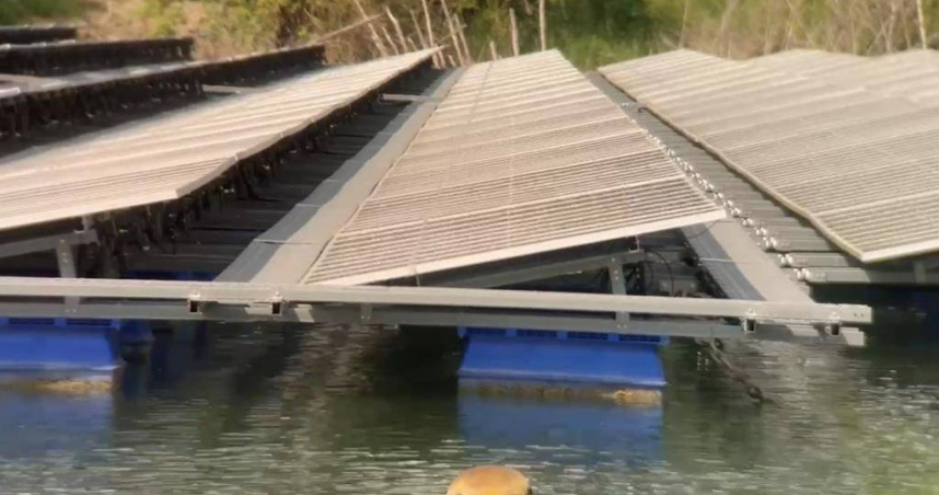 烏山頭水庫設置11.5公頃光電板，引發民眾憂心與質疑。（圖／工商時報曹婷婷攝）