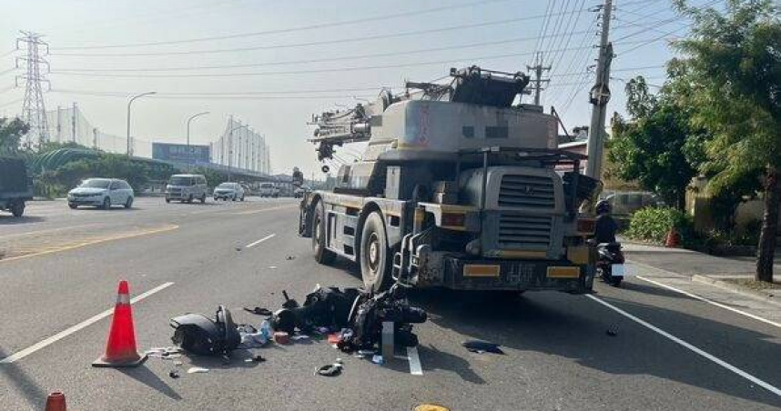 機車慘遭撞飛男騎士右腳骨折。（圖 ／翻攝畫面）