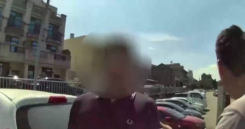 大馬男來台4天淪詐騙車手，百萬面交當場遭逮、警急救8旬婦養老金。（圖 ／翻攝畫面）