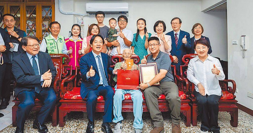 政府每年重陽節都會致贈金鎖片給百歲以上人瑞，賴清德總統（前左二）日前也親自拜訪人瑞，送上祝福。（圖／總統府提供）