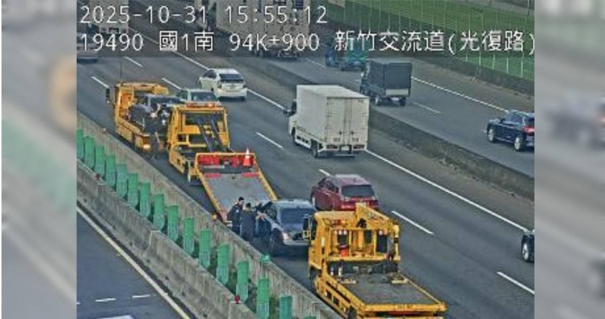 國道1號北上94公里新竹交流道10月31日下午發生3輛自小客車追撞意外。（圖／翻攝自國道1968 app）