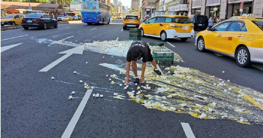小貨車車門未緊閉，導致車內雞蛋掉落在路上，占用兩個車道。（圖／翻攝畫面）