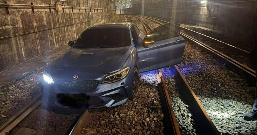 犯深夜飆車逃警「衝上鐵軌」BMW爆胎卡住害台鐵大塞車。（圖 ／翻攝畫面）
