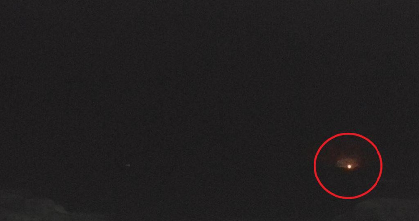 石梯坪即時影像監視器顯示，晚間7時28分30秒左右，遠方海面突然出現一團閃光，疑似是戰機墜海瞬間產生的火光。（圖／翻攝自YouTube，東部海岸國家風景區管理處）