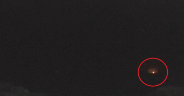 石梯坪即時影像監視器顯示，晚間7時28分30秒左右，遠方海面突然出現一團閃光，疑似是戰機墜海瞬間產生的火光。（圖／翻攝自YouTube，東部海岸國家風景區管理處）