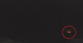 石梯坪即時影像監視器顯示，晚間7時28分30秒左右，遠方海面突然出現一團閃光，疑似是戰機墜海瞬間產生的火光。（圖／翻攝自YouTube，東部海岸國家風景區管理處）