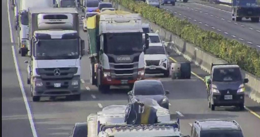 塑膠桶國道脫逃釀驚魂連環撞，小貨車害半聯結車閃避不及嚇壞用路人。（圖 ／翻攝畫面）